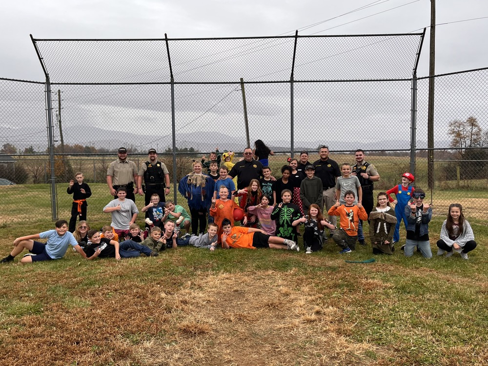 group picture of les students and sheriffs department