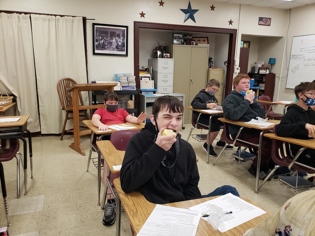 students eating apples